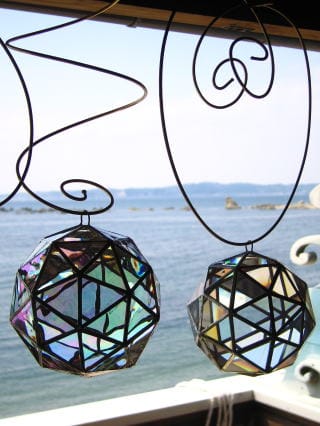 海を背にした多面体のステンドグラス
