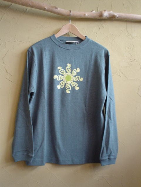 太陽の柄の長袖ヘンプTシャツ